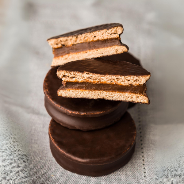 Alfajor de Manjar, bañados en Chocolate.